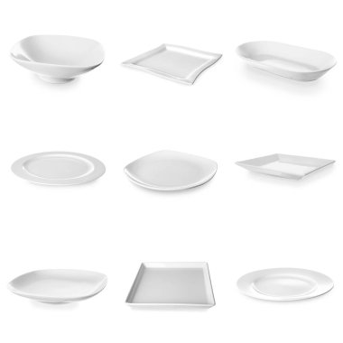 Beyaz arkaplanda boş seramik plakalar kümesi