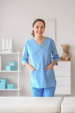 Tıp merkezinde masaj terapistinin portresi.