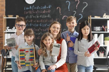 Sınıfta matematik öğretmeni olan çocuklar.