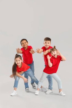 Gri arka planda sevimli küçük dansçılar