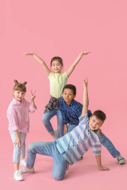 Renkli arka planda şirin dansçılar.