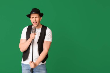 Arka planda şarkı söyleyen genç adam