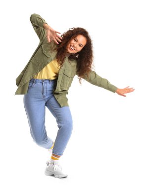 Beyaz arka planda Afro-Amerikan hip-hop dansçısı