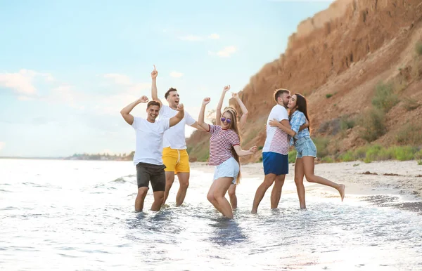 Happy Friends Sea Beach Resort — Stock Photo, Image