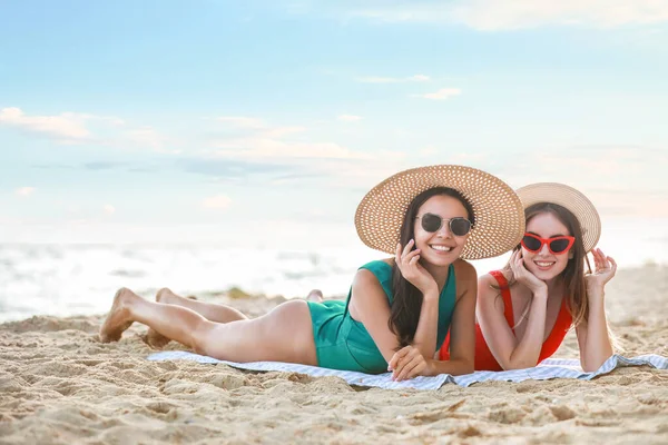 Schöne Junge Frauen Liegen Strand Des Resorts — Stockfoto
