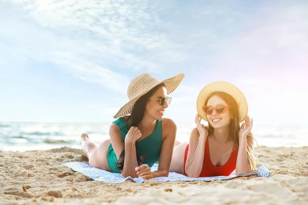 Schöne Junge Frauen Liegen Strand Des Resorts — Stockfoto