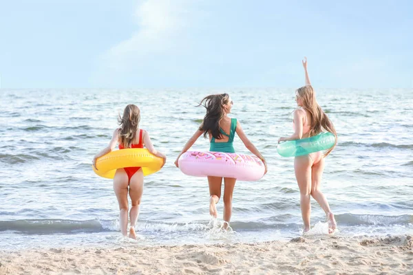 Gyönyörű Fiatal Nők Úszás Gyűrűk Tengerparton Üdülőhely — Stock Fotó