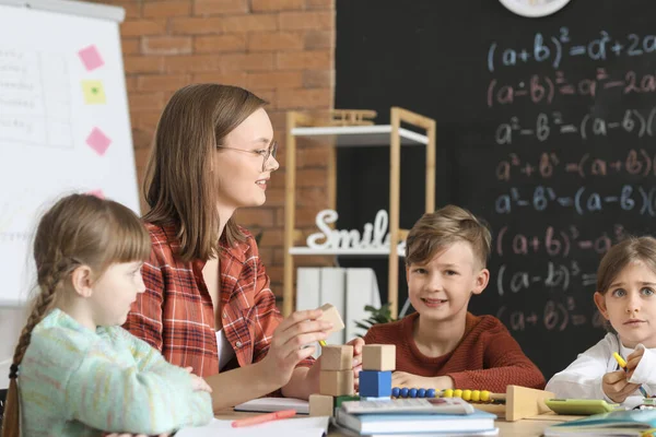 Dzieci Nauczycielem Matematyki Podczas Lekcji Klasie — Zdjęcie stockowe