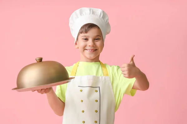 Retrato Pequeño Chef Mostrando Pulgar Hacia Arriba Fondo Color —  Fotos de Stock