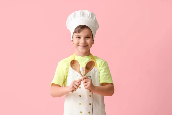Porträt Des Kleinen Kochs Auf Farbigem Hintergrund — Stockfoto