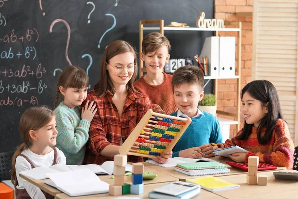 Dzieci Nauczycielem Matematyki Podczas Lekcji Klasie — Zdjęcie stockowe