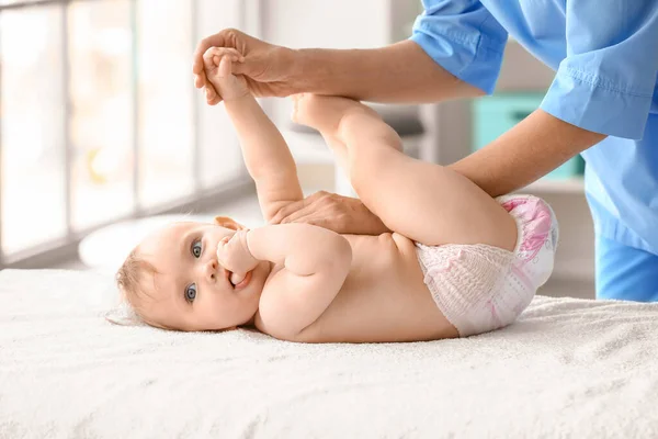 Massage Therapist Working Cute Baby Medical Center — Stock Photo, Image