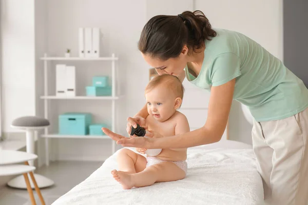 Massage Therapist Working Cute Baby Medical Center — Stock Photo, Image