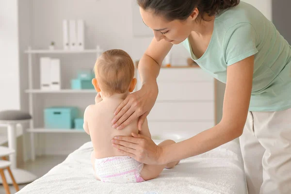 Terapeuta Massagem Trabalhando Com Bebê Bonito Centro Médico — Fotografia de Stock