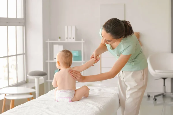 Massage Therapeut Werken Met Schattige Baby Medisch Centrum — Stockfoto