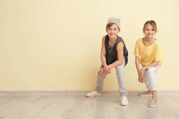 Carino Bambini Che Ballano Contro Parete Colore — Foto Stock