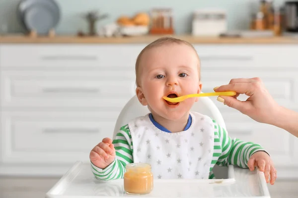 Madre Alimentación Lindo Bebé Cocina — Foto de Stock