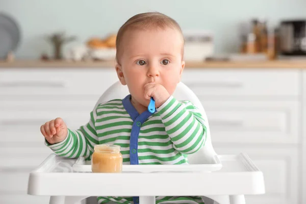 かわいい赤ちゃんが台所で食べる — ストック写真