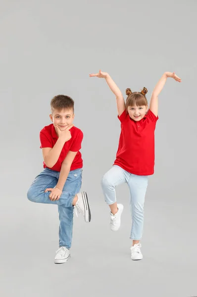 Милі Маленькі Танцюристи Сірому Фоні — стокове фото