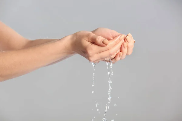 Vrouw Wassen Handen Tegen Grijze Achtergrond — Stockfoto
