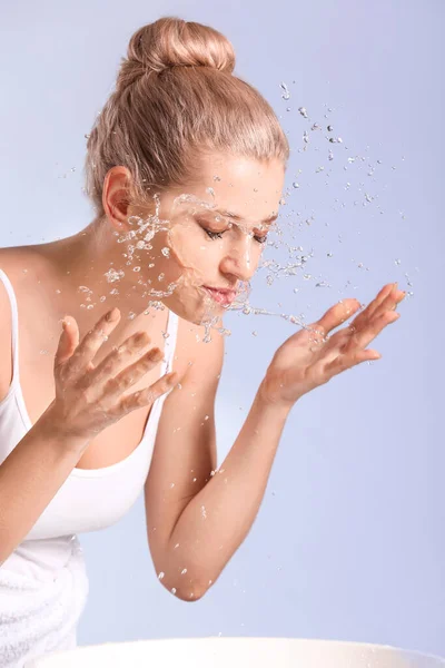 Mulher Lavando Rosto Contra Fundo Cor — Fotografia de Stock