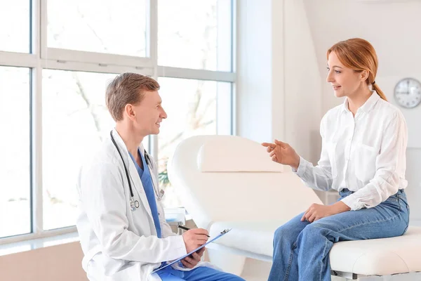 Woman Visiting Plastic Surgeon Clinic — Stock Photo, Image