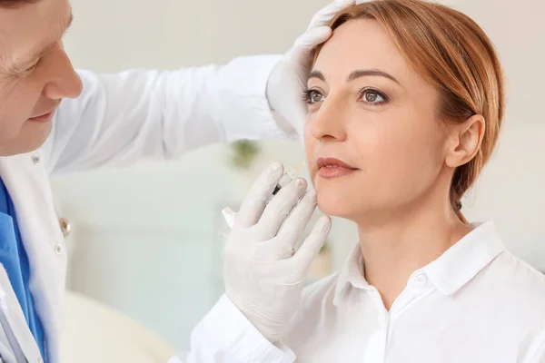 Mujer Recibiendo Inyección Relleno Salón Belleza — Foto de Stock