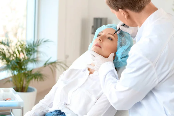 Plastic Surgeon Applying Marks Woman Face Clinic — Stock Photo, Image