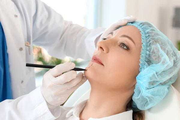 Cirujano Plástico Aplicando Marcas Cara Mujer Clínica — Foto de Stock