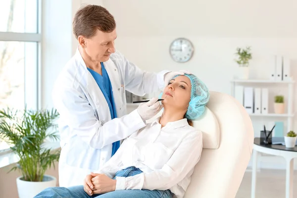 Plastisch Chirurg Brengt Littekens Aan Het Gezicht Van Vrouw Kliniek — Stockfoto