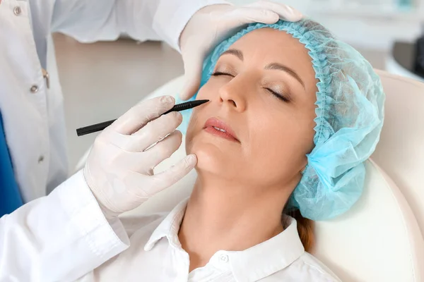 Plastic Surgeon Applying Marks Woman Face Clinic — Stock Photo, Image