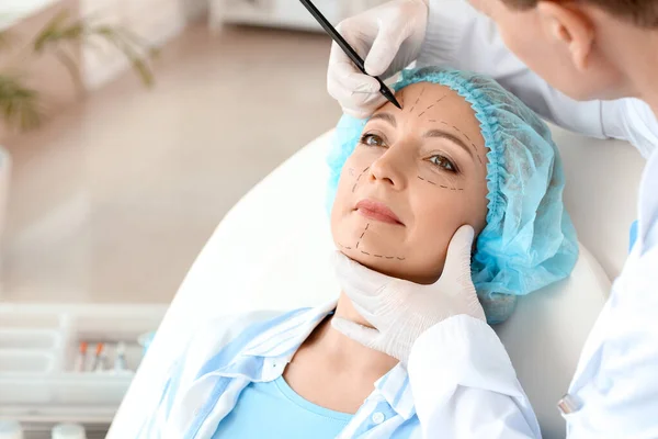 Plastisch Chirurg Brengt Littekens Aan Het Gezicht Van Vrouw Kliniek — Stockfoto