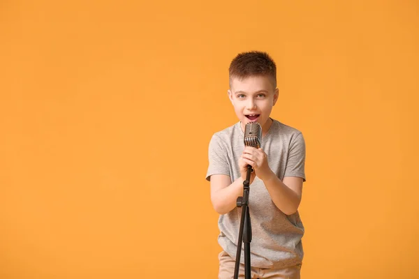 Cute Little Boy Śpiewa Tle Koloru — Zdjęcie stockowe