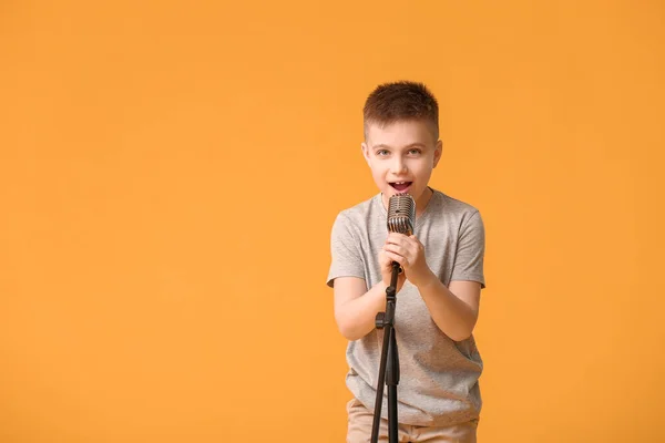 Bonito Menino Cantando Contra Fundo Cor — Fotografia de Stock