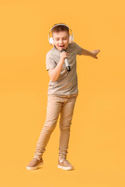 Lindo Niño Cantando Contra Fondo Color — Foto de Stock