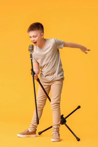 Милий Маленький Хлопчик Співає Кольоровому Фоні — стокове фото