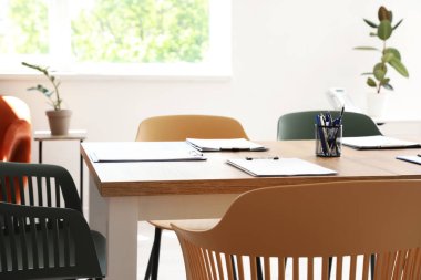 Ofisteki iş görüşmesi için masa hazırlandı.