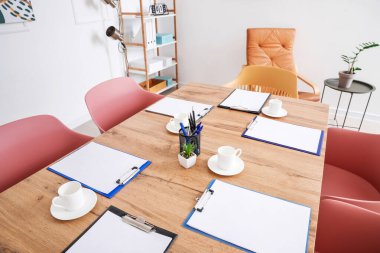 Ofisteki iş görüşmesi için masa hazırlandı.