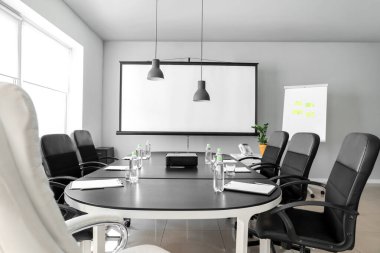 Ofisteki iş görüşmesi için masa hazırlandı.