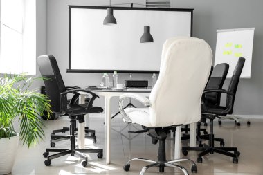 Modern ofisin iç mimarisi.