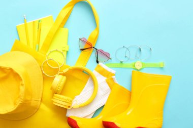 Renkli kulaklıklı kadın aksesuarları ve giysileri