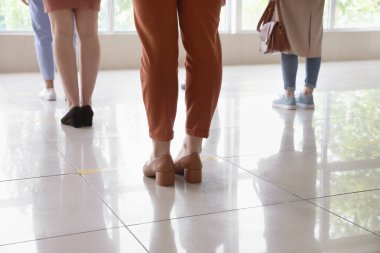 İçerde sosyal mesafeli bir grup insan. Salgın kavramı