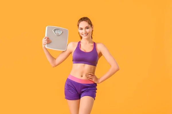 Jonge Vrouw Met Gewicht Schalen Kleur Achtergrond — Stockfoto