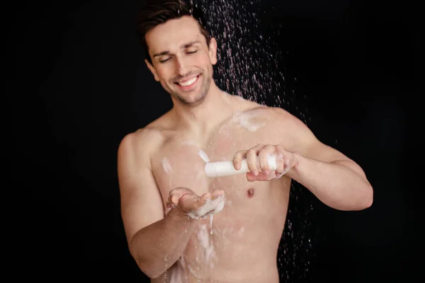 Hombre Guapo Tomando Ducha Sobre Fondo Oscuro —  Fotos de Stock