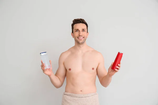 Jóképű Férfi Zuhanyzóval Zselék Könnyű Háttér — Stock Fotó