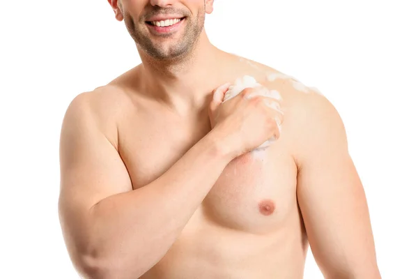 Hombre Guapo Tomando Ducha Sobre Fondo Blanco — Foto de Stock