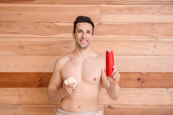 Hombre Guapo Con Gel Ducha Esponja Sobre Fondo Madera — Foto de Stock