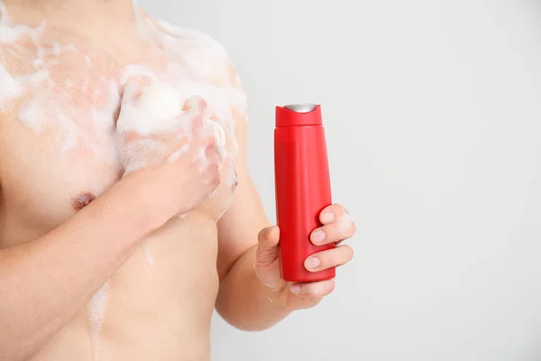 Hombre Guapo Con Gel Ducha Esponja Sobre Fondo Claro — Foto de Stock