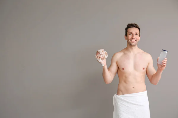 Handsome Man Shower Gel Loofah Grey Background — Stock Photo, Image