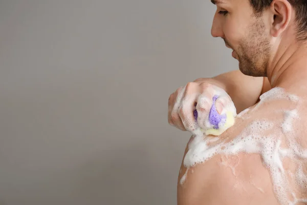 Hezký Muž Sprchuje Šedém Pozadí — Stock fotografie